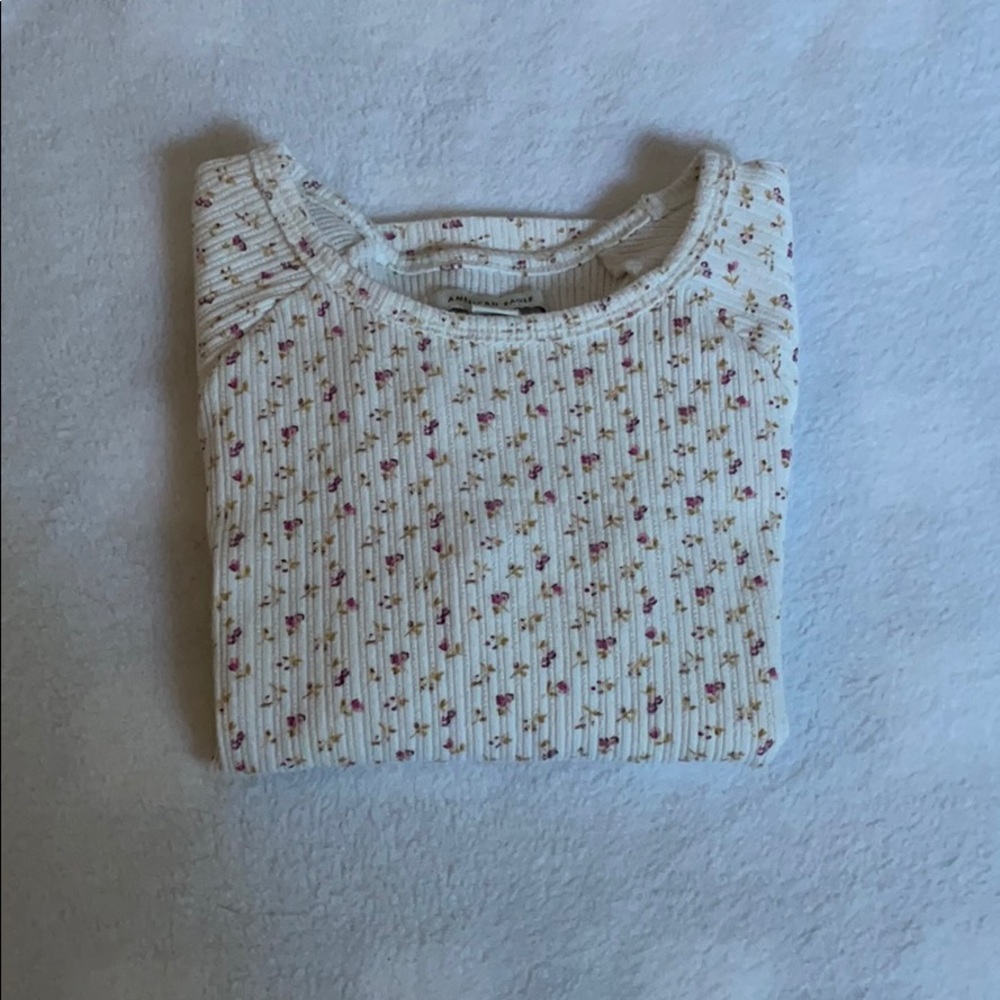 AMERICAN EAGLE floral tshirt